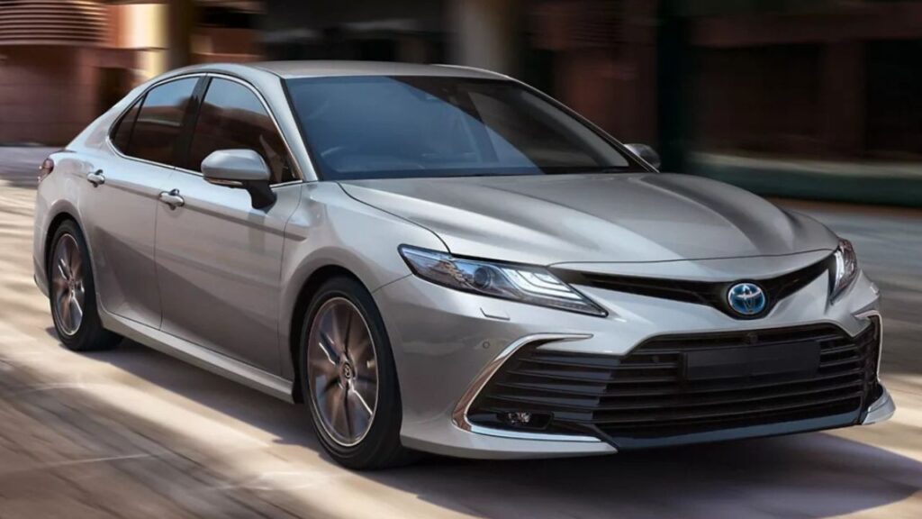 Toyota Camry अब ₹48.65 लाख की कीमत में उपलब्ध है, Best हाइब्रिड इंजन, 9 एयरबैग्स और ड्यूल 12.3-इंच की बड़ी स्क्रीन का शानदार कॉम्बिनेशन।