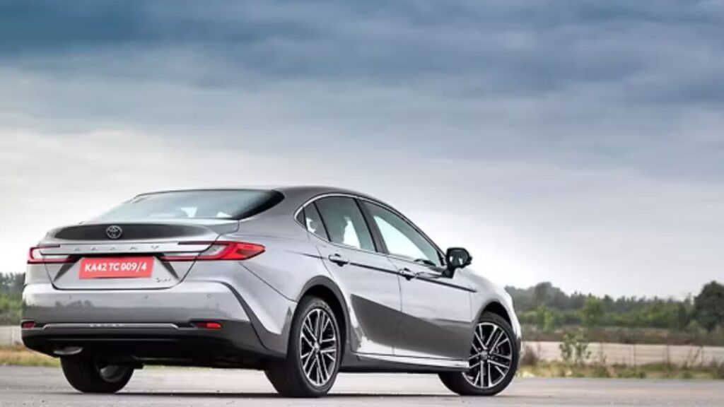 Toyota Camry अब ₹48.65 लाख की कीमत में उपलब्ध है, Best हाइब्रिड इंजन, 9 एयरबैग्स और ड्यूल 12.3-इंच की बड़ी स्क्रीन का शानदार कॉम्बिनेशन।