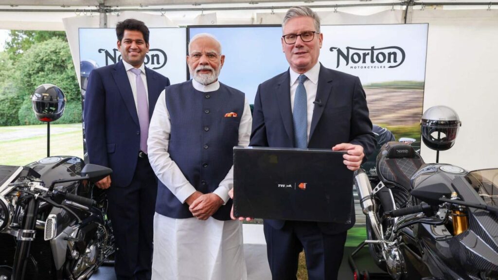 प्रधानमंत्री Narendra Modi और यूनाइटेड किंगडम के प्रधानमंत्री ने भारतीय और UK Best बिजनेस लीडर्स से मुलाकात की 2025