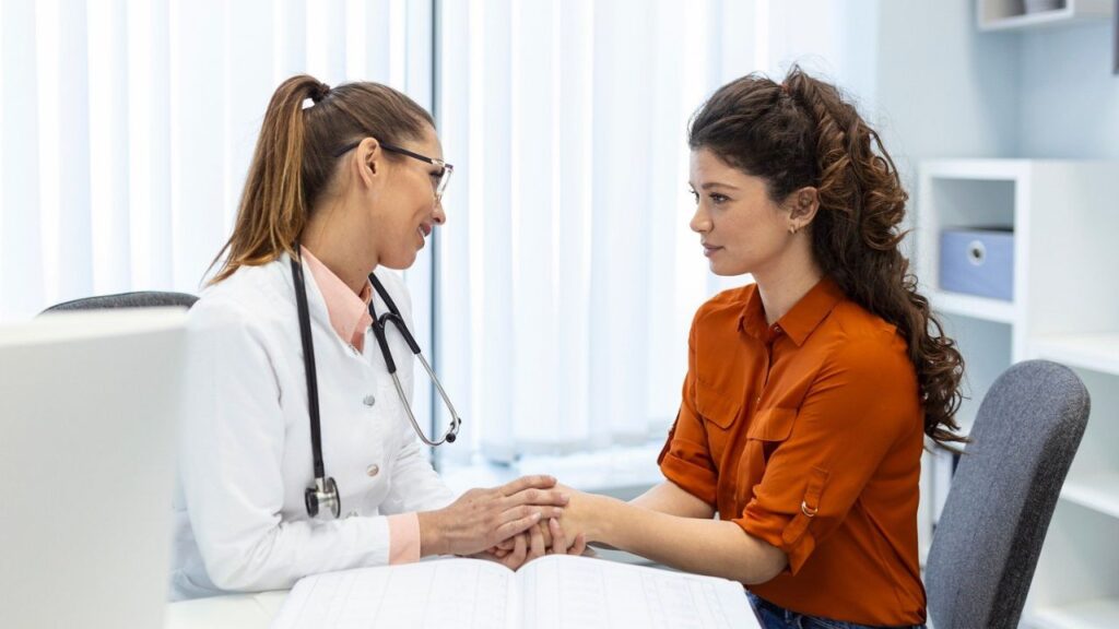 महिलाओं में Thyroid: Best लक्षण, इलाज और सही देखभाल के तरीके 2025