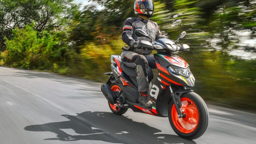 ₹1.32 लाख की कीमत में आने वाला Aprilia SR 160 ABS ब्रेकिंग