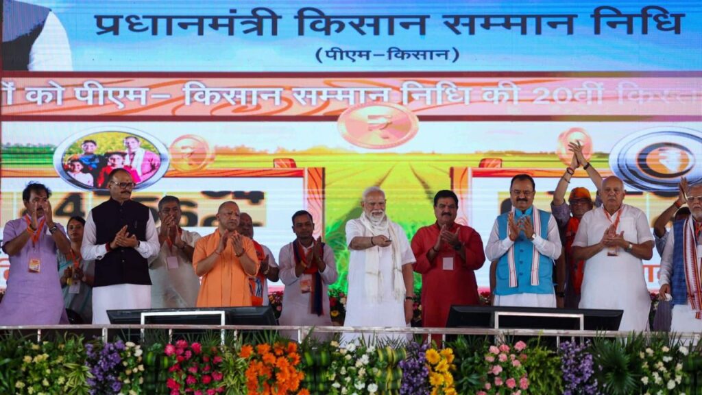 प्रधानमंत्री Narendra Modi ने वाराणसी में करीब ₹2200 करोड़